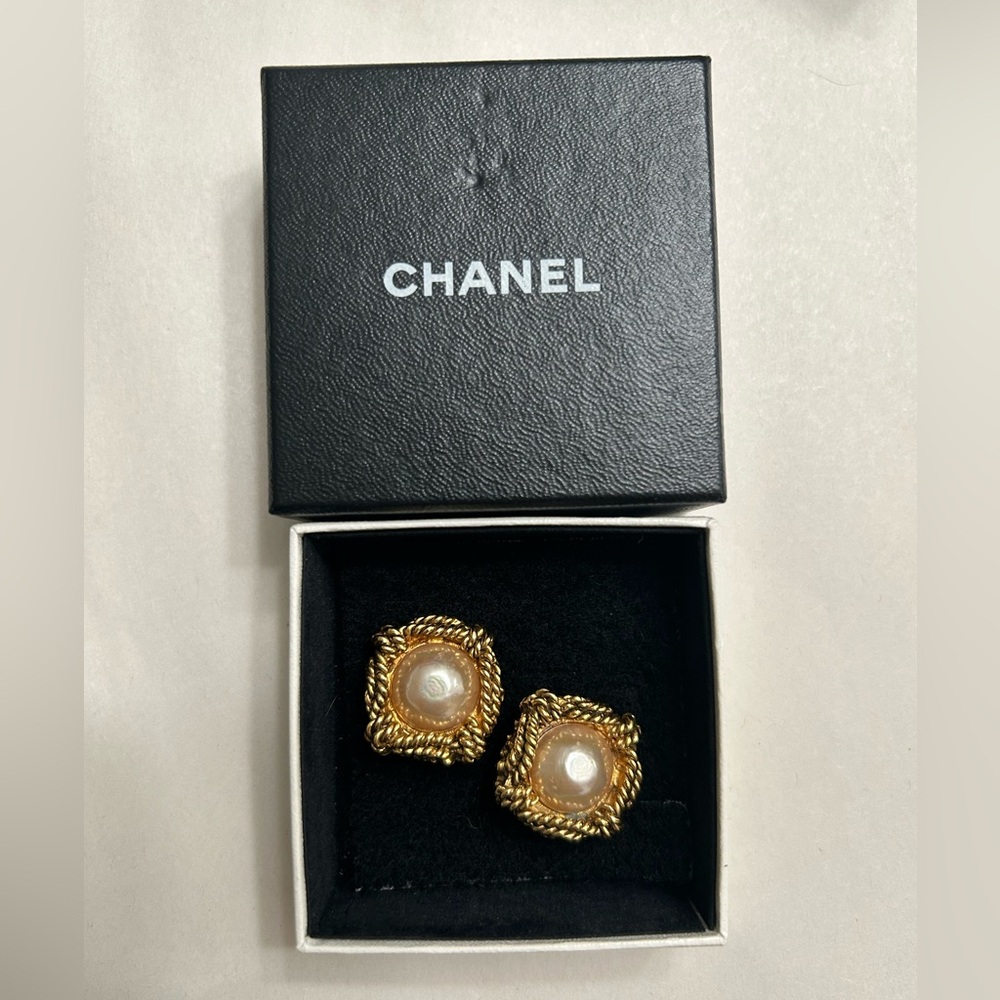 Vintage Chanel Clip-On Pearl Earrings